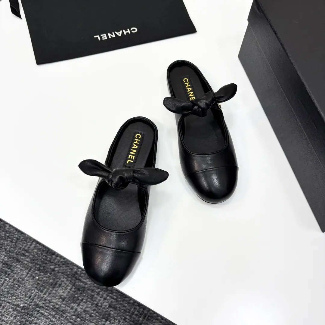 👟👟Ex-factory price 480👟👟 Chanel 25C Early Spring Mary Jane Shoes Series This season’s shoes are all great! The pure black Mary Jane is very comfortable on the feet and the upper leather is also very soft, so you don’t have to worry about rubbing your feet. The bunny ears are also very cute, and the black and white color matching and black fabric cover are very nice. Upper cowhide, inner sheepskin, genuine leather outsole Size: 35-39 40/41 Customized, non-refundable and non-exchangeable